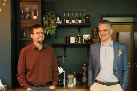 Bóna Péter és Petis László a Com-Forth Zóna Podcast felvételén.